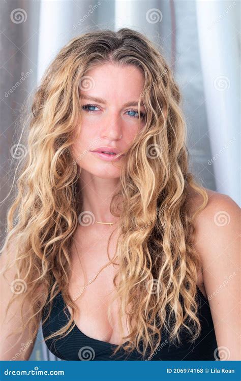 Retrato De Uma Jovem Loira Em Bikini Pranchas Brancas De Fundo Foto De Stock Imagem De