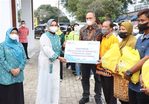 Ketua TP PKK Provinsi Lampung Salurkan Bantuan Program SIGER Bersama