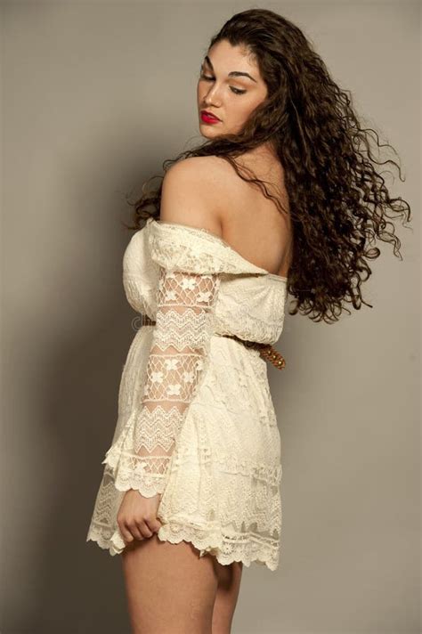 Schitterend Jong Brunette In Een Witte Kleding Stock Afbeelding Image