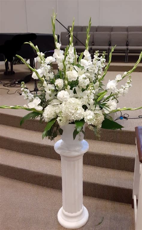 White Wedding Event Floral Urn in Kennesaw, GA | Kennesaw Mountain Flowers