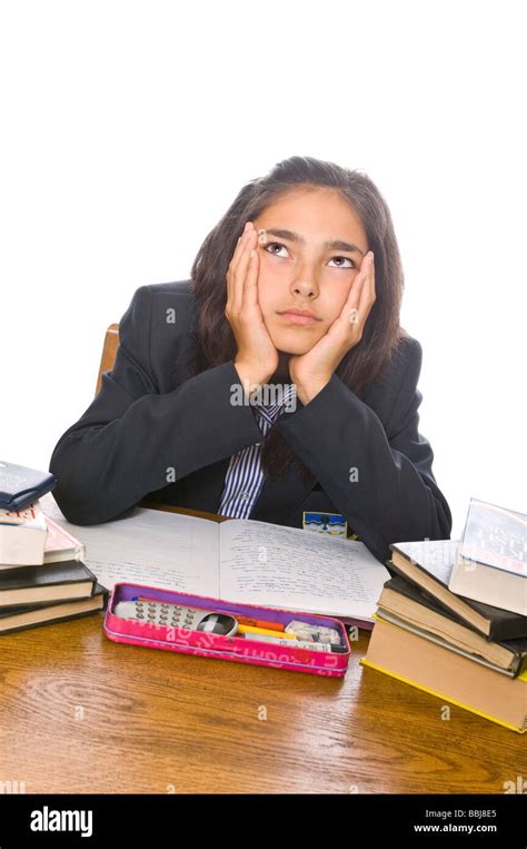 Portrait Vertical Dune Jeune Fille De Lécole Avec Sa Tête Dans Ses