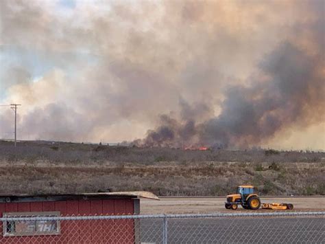 Maui firefighters battle large brush fire near Kapalua Airport ...