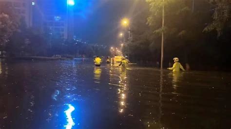 强降雨致云南曲靖市区内涝，警方发紧急提示称多路段积水严重七环视频澎湃新闻 The Paper