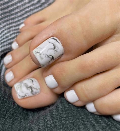 100 Pedicure Colors Design Ideas 30