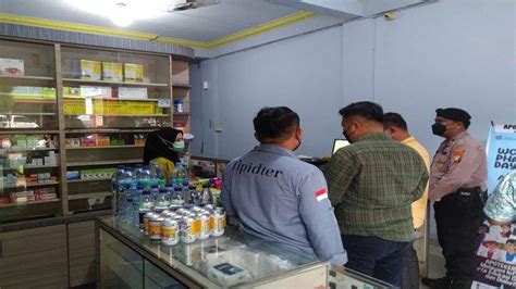 Polisi Temukan Obat Sirup Yang Dilarang Masih Beredar Saat Sidak Apotek