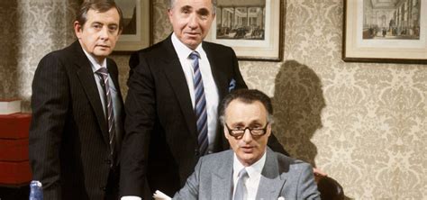 Yes Minister Season 1 - watch full episodes streaming online