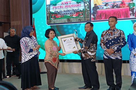 Foto Juara Nasional Desa Aman Pangan Deputi Bpom Desa Randusari