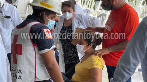 Paramédicos de la Cruz Roja auxilian a mujer tras sufrir desmayo