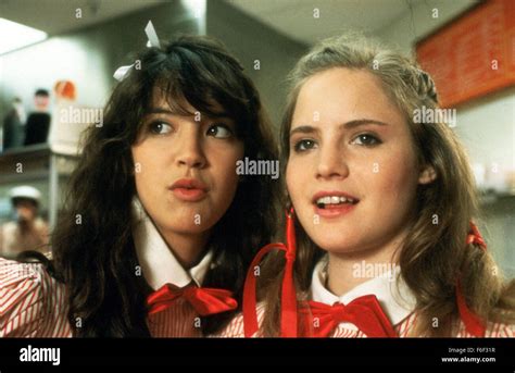 Agosto 13 1982 Los Ángeles Ca Eeuu Phoebe Cates Y Jennifer Jason