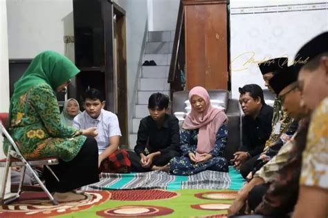 Ikut Berduka Mundjidah Wahab Takziah Ke Rumah Orang Tua Bocah