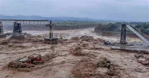 Floods, landslides caused by heavy rains kill 33 in India | The Daily ...