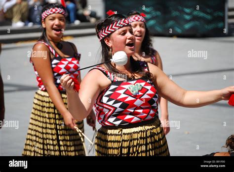 Maori Poi Hi Res Stock Photography And Images Alamy