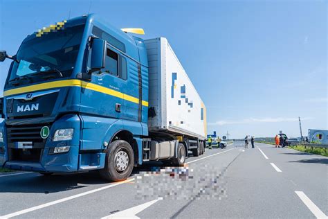 A Abfahrt Bei Baiersdorf Lkw Bersieht Fahrrad Beim Abbiegen