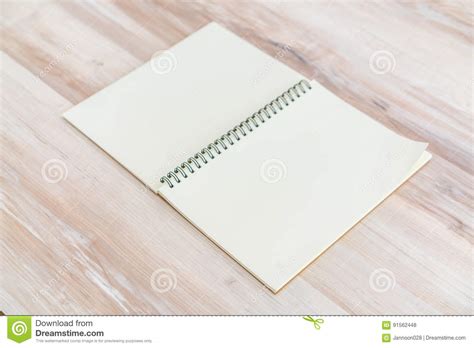 Mofa En Blanco Del Cuaderno Para Arriba En El Fondo De Madera Foto De