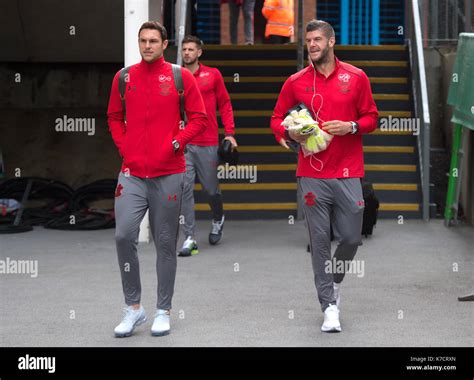 Southampton Goalkeeper Fraser Forster Right Arrives The Premier