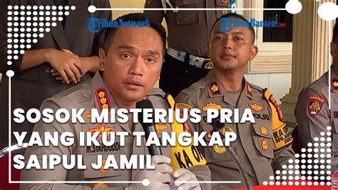 Pria Berjaket Polisi Yang Ikut Tangkap Saipul Jamil Ternyata Bukan