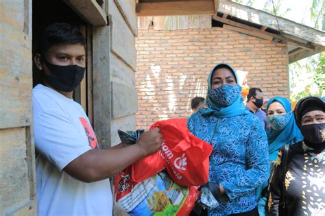 Lakukan KUNKER Ke Rohul Ketua TP PKK Provinsi Riau Bagikan Masker Dan