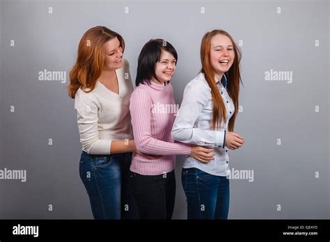 Tres amigos y una amiga abrazados fotografías e imágenes de alta