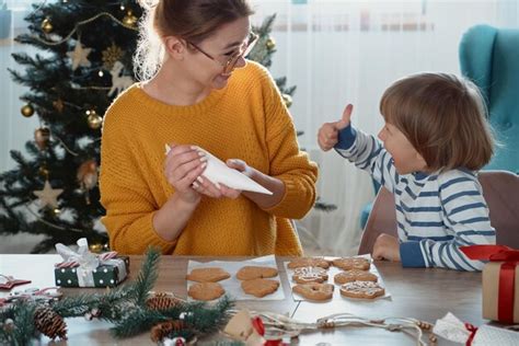 Madre E Hijo Decorando Galletas Navide As De Jengibre Con Glaseado De