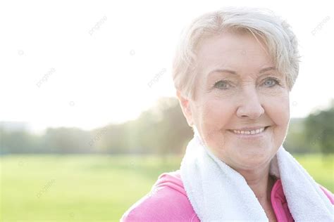 Fondo Primer Plano De Una Mujer Mayor En Forma Con El Pelo Corto En El