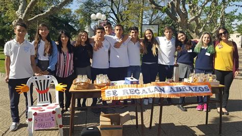 Abrazos solidarios en Plaza San Martín infociudad