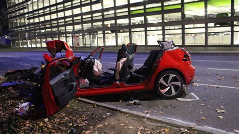 Heilbronn Schwerer Unfall Am Europaplatz Mann Rast Gegen Baum