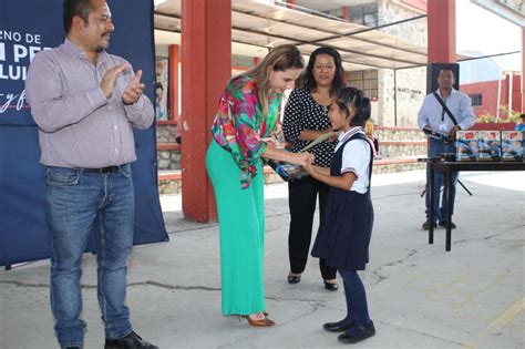 Gobierno de Paola Angon continúa con la entrega de guías de estudio a