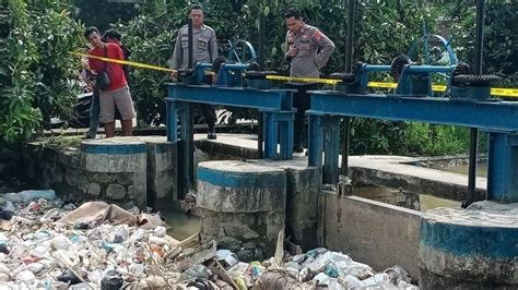 Geger Pemulung Di Indramayu Kaget Lihat Mayat Mengapung Di Palang