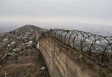 La justicia peruana ordena derribar el polémico muro de la vergüenza