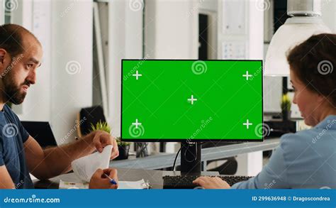 Medewerkers Die Pc Gebruiken Met Greenscreen Stock Foto Image Of