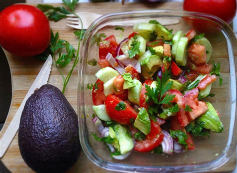 Ensalada De Pepino Aguacate Y Tomate