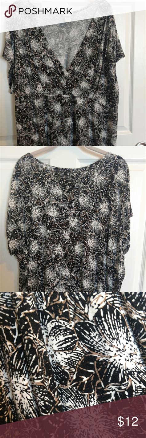 20 22w Black Top With White And Brown Flowers Black Tops Clothes