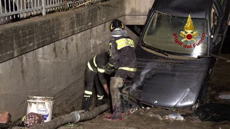 Alluvione Nelle Marche I Soccorsi Dei Vigili Del Fuoco Con Gommoni E