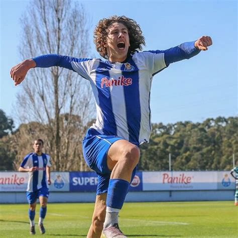 Fábio Silva estrelas da formação do FC Porto Invicta de Azul e Branco