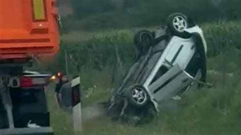 Haos Na Auto Putu Kod Uba Voza Izgubio Kontrolu Sleteo Sa Puta I