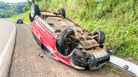 Homem fica ferido em colisão traseira seguida de capotamento na BR 282