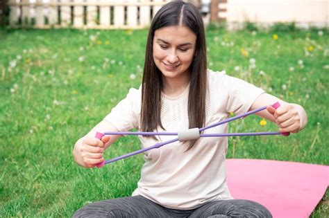 Fitness Mujer Haciendo Ejercicio Con Banda De Goma De Fitness Al Aire