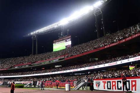 São Paulo bate recorde de público no Morumbis na temporada em clássico