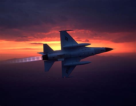 F-16 Fighting Falcon’s Afterburner Is So Hot It Blurs the Surroundings ...