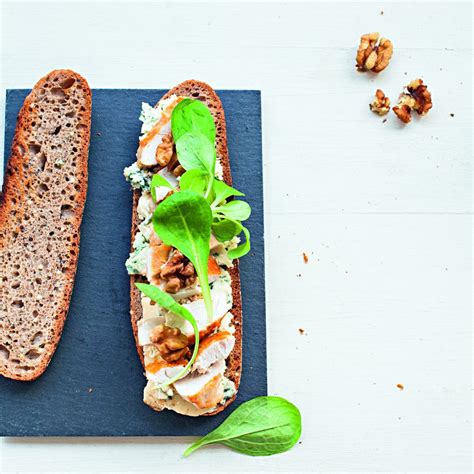 Landbrood Sandwich Met Kip Blauwe Kaas En Walnoot Recept Okoko