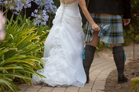 Fun Wedding Photo With Groom In Kilt Wedding Photos Poses Wedding