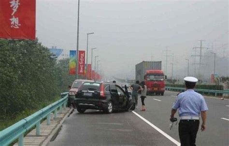 高速上，前車突然急剎，後車該怎么正確應對？交警：再說最後一遍 每日頭條