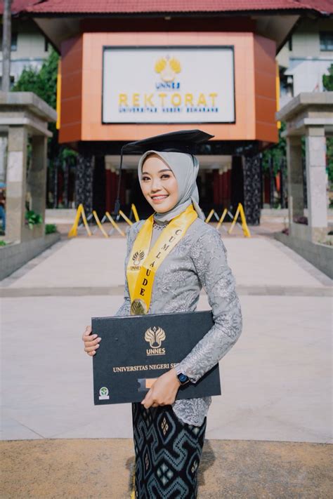 Contoh Ide Pose Foto Wisuda Keren Mengesankan Dan Kekinian