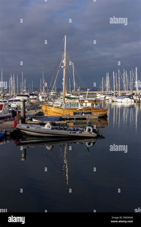 Barca Scafo In Legno Nel Porto Turistico Di Brixham Immagini E