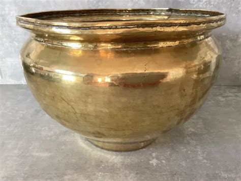 ANCIEN CACHE POT En Laiton Ou Cuivre Martelé De Belle Dimension EUR 29