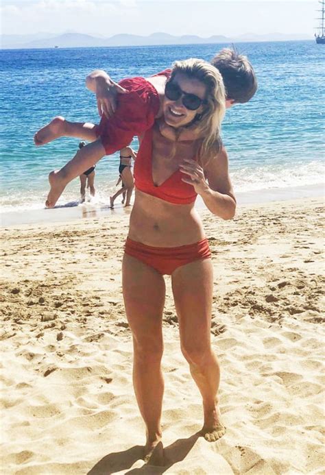 Helen Skelton Instagram Countryfile Star Says As She Shares Bikini