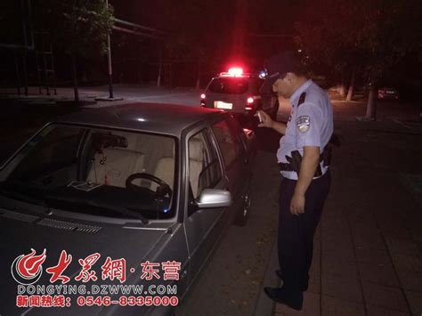 那一抹警蓝 那闪烁的警灯 是深夜最暖风景