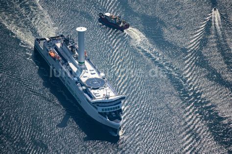 Rostock Aus Der Vogelperspektive Fahrt Eines F Hr Schiffes Der