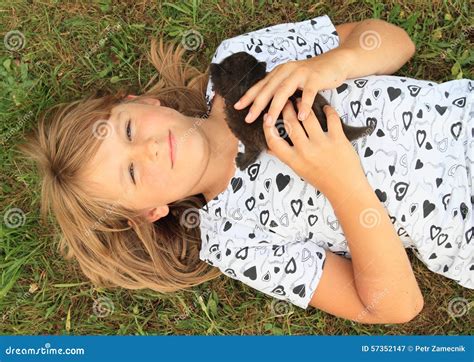 Petite Fille Avec Un Minou Image Stock Image Du Visage