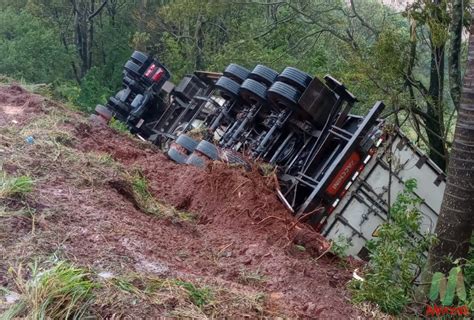 Carreta sai da pista e tomba na ERS 324 entre Ronda Alta e Pontão